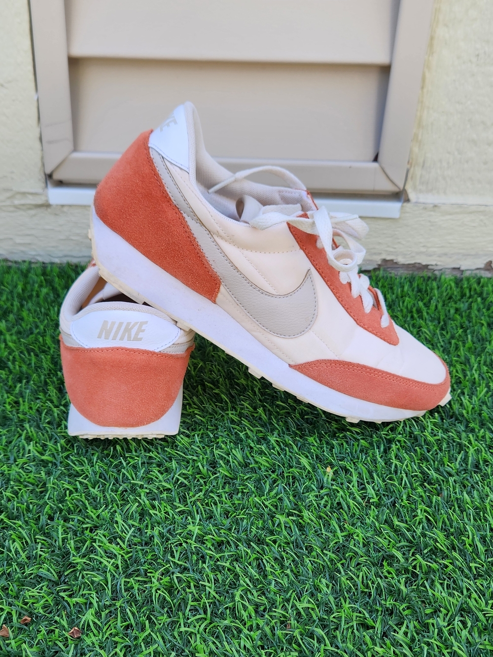 Nike Daybreak Womens Size 9 Ivory Orange White Athletic Running Shoes Sneakers